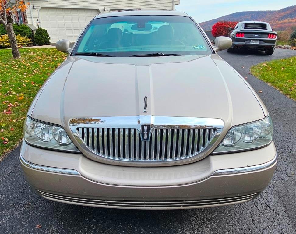 2003 Lincoln Town Car Signature – 4.6L V8, Moonroof, Heated Seats, 141K Miles, Garage Kept