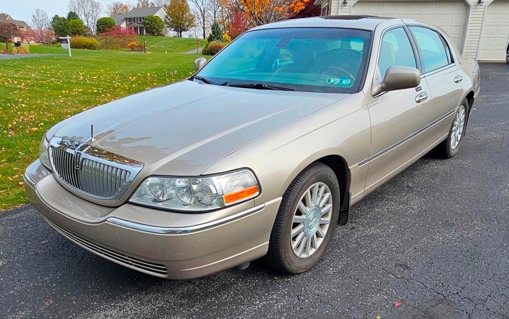 2003 Lincoln Town Car Signature – 4.6L V8, Moonroof, Heated Seats, 141K Miles, Garage Kept