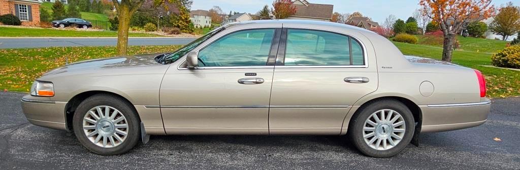 2003 Lincoln Town Car Signature – 4.6L V8, Moonroof, Heated Seats, 141K Miles, Garage Kept