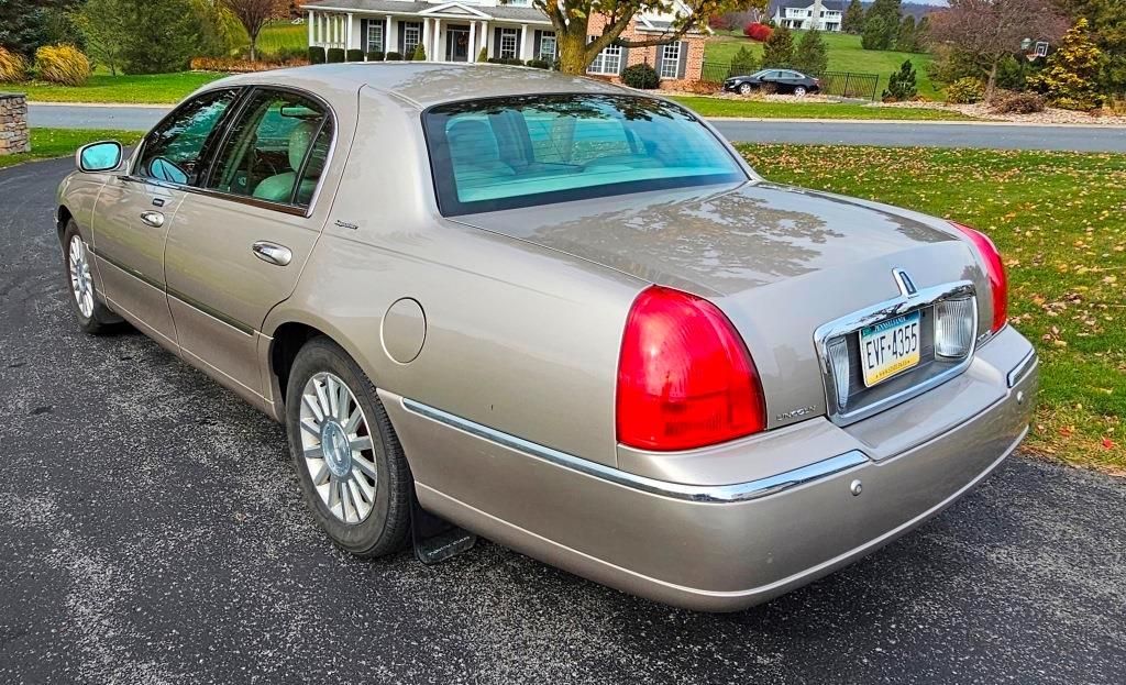 2003 Lincoln Town Car Signature – 4.6L V8, Moonroof, Heated Seats, 141K Miles, Garage Kept