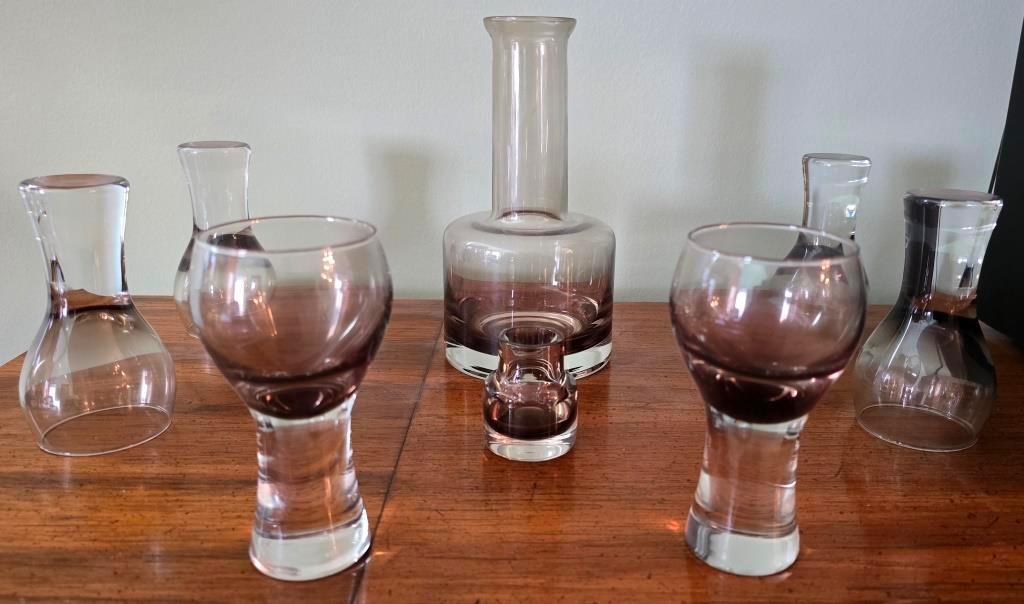 Elegant Decanter with Six Glasses
