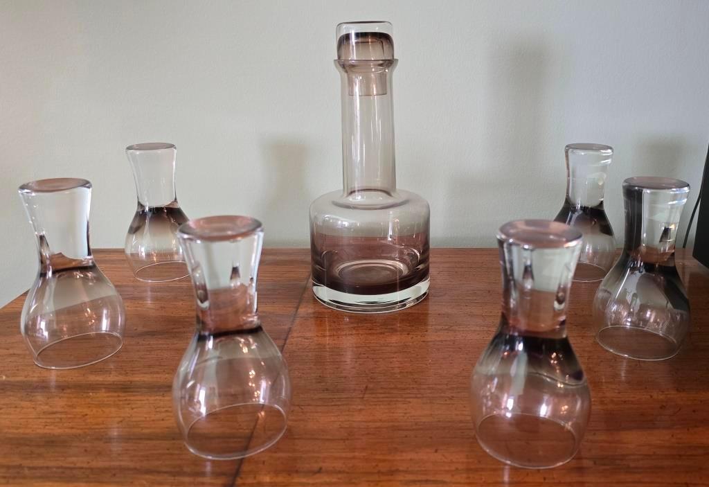 Elegant Decanter with Six Glasses
