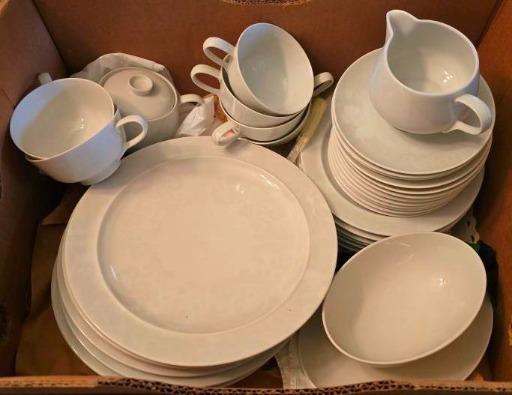 Elegant White Dinnerware Set - Timeless Classic for Any Occasion