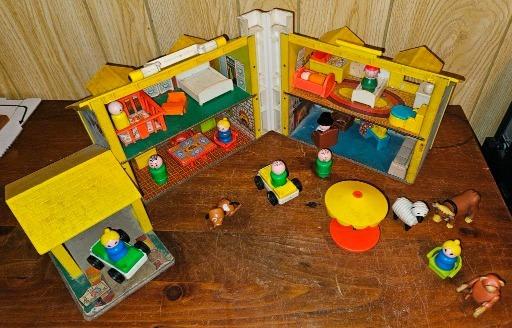 Vintage Playset Farmhouse with Accessories - A Nostalgic Treasure for Collectors