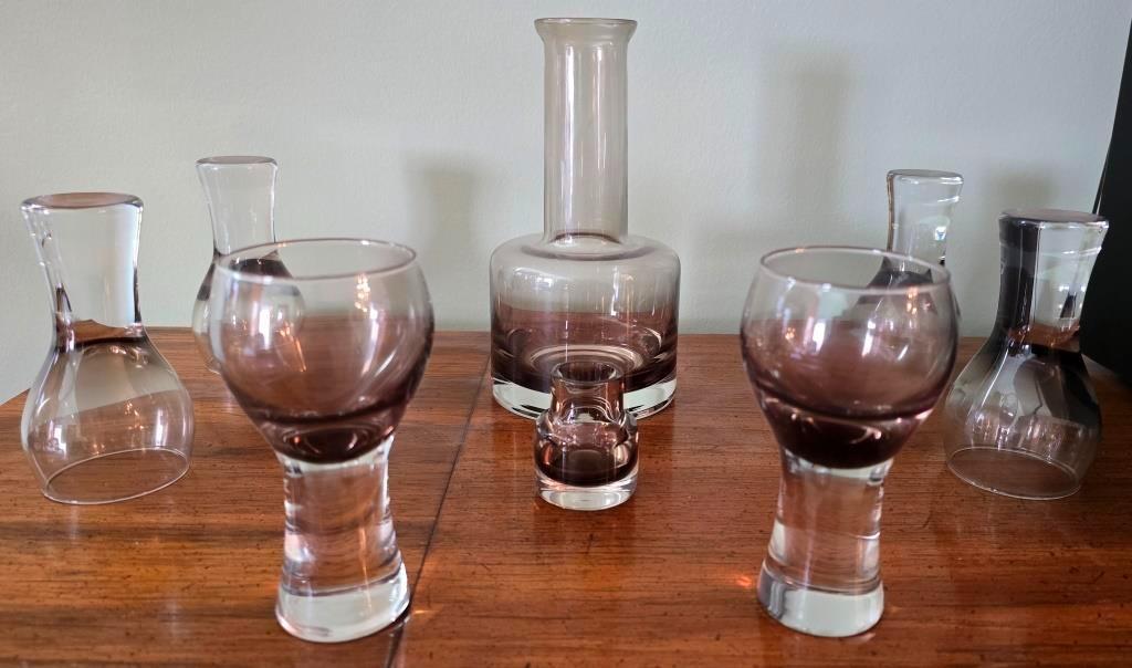 Elegant Decanter with Six Glasses